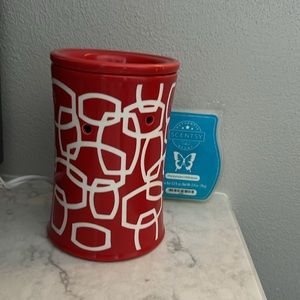 Scentsy candle warmer with Honeymoon Hideaway Scentsy Bar (one missing).